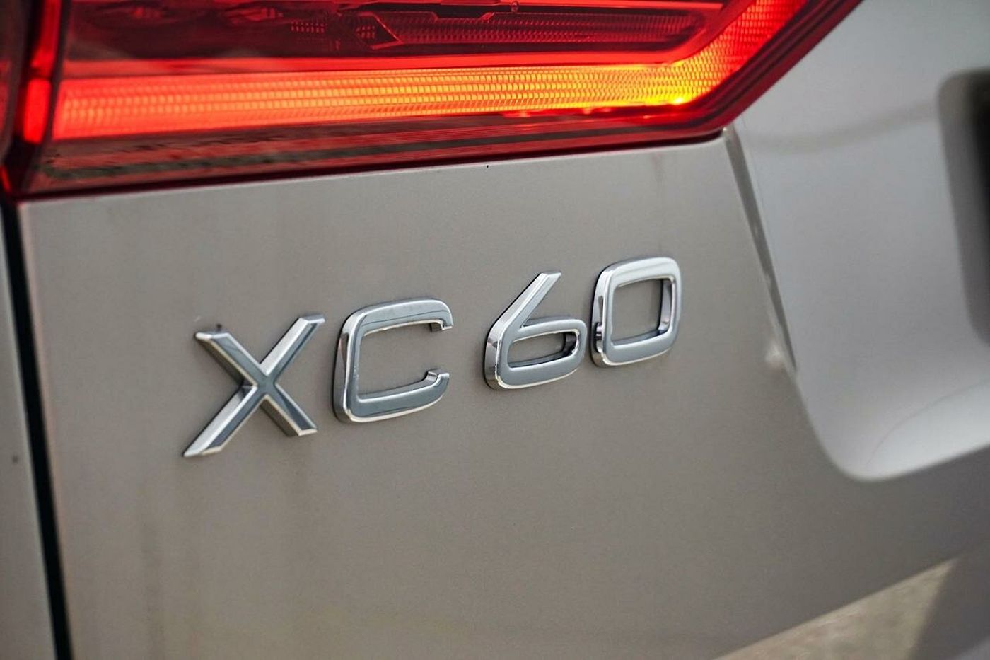 Volvo  XC60 Recharge Ultimate, T8 Plug-In Hybrid, Electric/Petrol, Dark